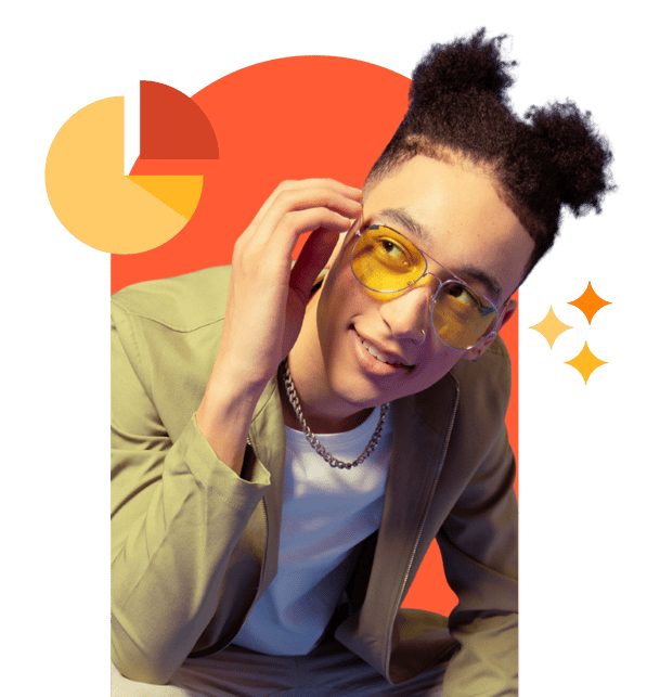 Un jeune homme regarde des rapports en souriant