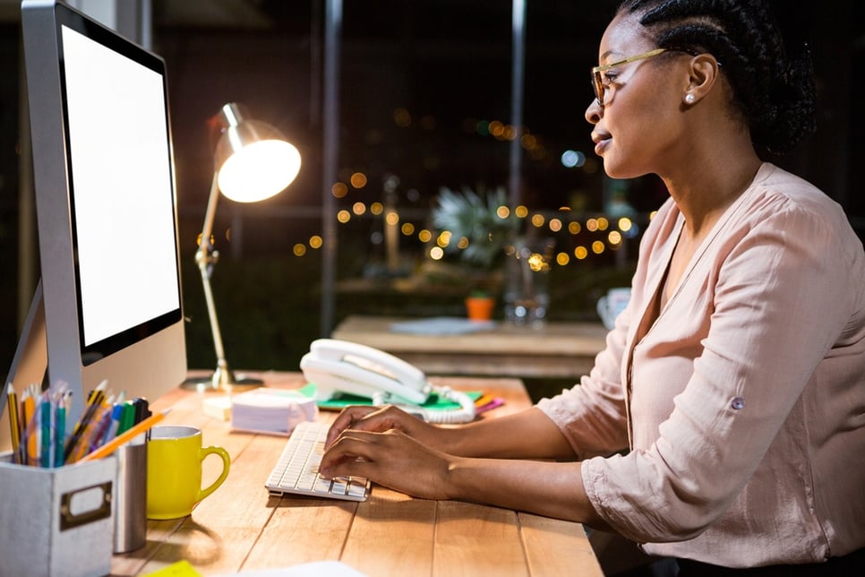 Femme d'affaires travaillant sur son ordinateur à son bureau