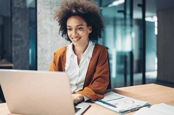 Frau am Laptop fixiert Spalte und Zeile in Excel