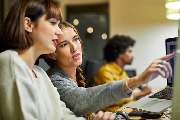 Mitarbeiterinnen schauen am PC auf Google-Bildersuche rueckwaerts
