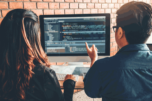 Webentwickler editieren gemeinsam HTML-Attribute am Computer
