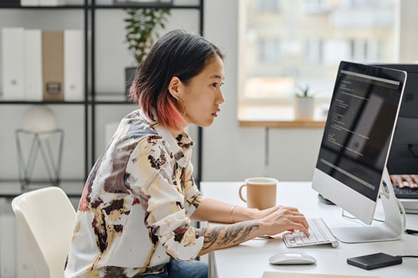 Programmiererin beschäftigt sich mit HTML div-Tag am Computer