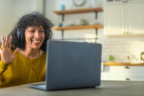 Frau vor Laptop hat Teams Meeting Aufzeichnung gestartet