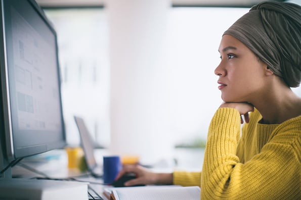 Frau am Monitor erstellt Wordpress-Backup