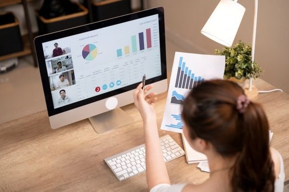 Asiatische Geschäftsfrau erstellt Wasserzeichen mit PowerPoint am PC