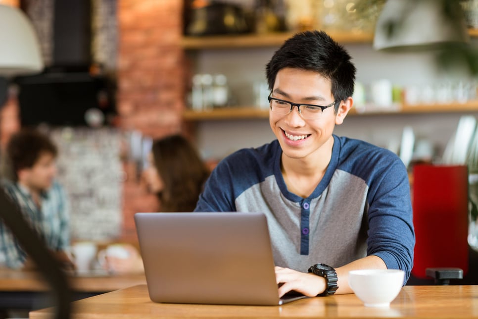 Man adding HTML signature to Apple Mail