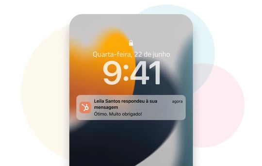 Aplicativo para dispositivos móveis da HubSpot exibindo notificação por push