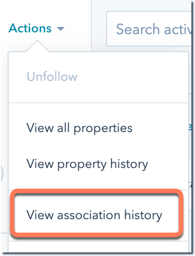 Das HubSpot-Dropdown-Menü "Aktionen" ist geöffnet, wobei die Option "Zuordnungsverlauf anzeigen" mit einem orangefarbenen Rahmen hervorgehoben ist.