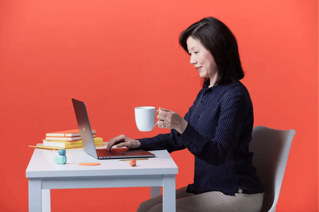 Mulher trabalhando em um laptop