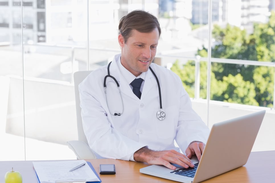 Fröhlicher Doktor arbeitet an seiner eigenen ersten Website