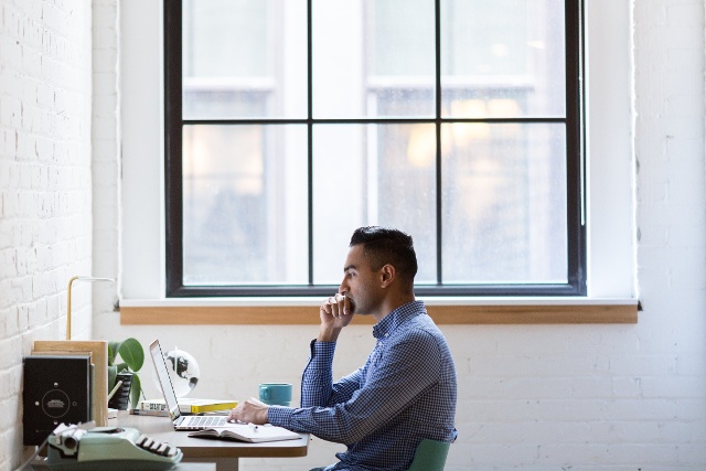 Man creating an email signature for Gmail using HubSpot's Email Signature Generator