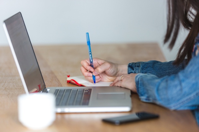 Woman creating an Outlook signature using HubSpot's Email Signature Generator