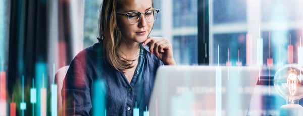 a marketer analyzes the marketing trends of 2022 with her laptop