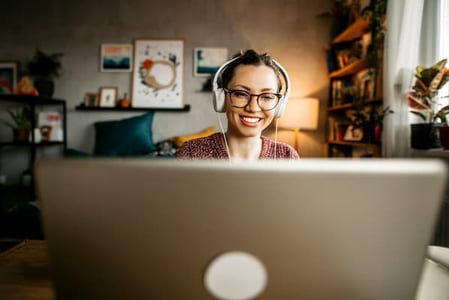 【調査結果】YouTubeの最適な投稿時間帯は？見極め方法や再生数に重要な要素