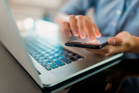 Aprenda a integrar o seu CRM ao WhatsApp e as principais vantagens