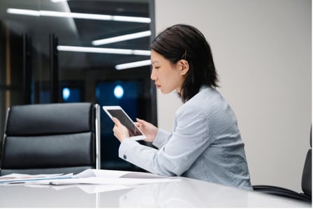 Femme entrepreneur préparant un projet