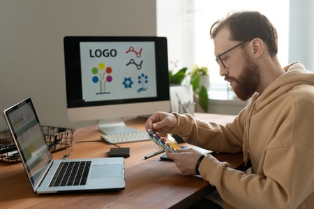designer investiga técnicas de rebranding