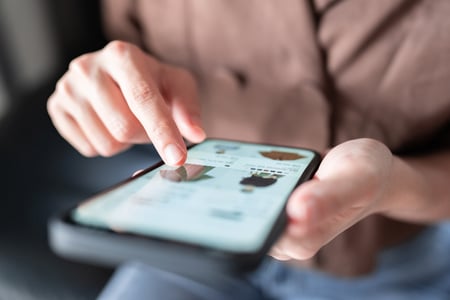 consumidor interage online com marca usando o e-commerce versão mobile em seu celular 