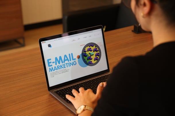 mulher lê conteúdo sobre campanhas de e-mail marketing em seu computador 