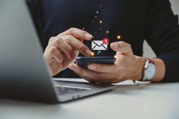 pessoa confere nova mensagem em sua caixa de e-mail via celular - mailings podem ajudar você a manter uma base de contatos atualizada