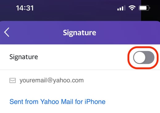 Yahoo Mail iPhone app on ‘Signature’ setting page with the toggle option highlighted.