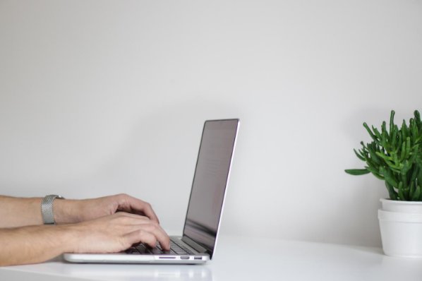 Personne travaillant depuis sa plateforme d'affiliation sur son ordinateur portable