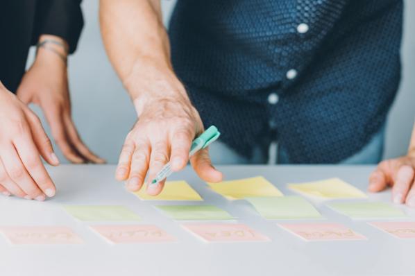 gestion de projet en équipe focus sur les mains et post-it