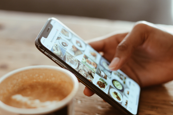Portable allumé dans la main d'une personne