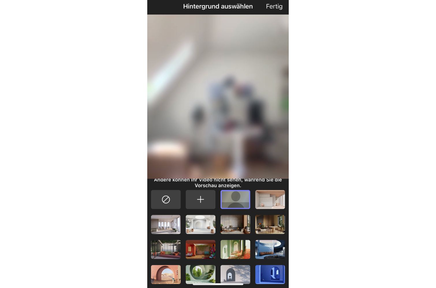 Screenshot, wie man Teams-Hintergrund verschwommen einstellt, bevor man an Besprechung mit Smartphone teilnimmt