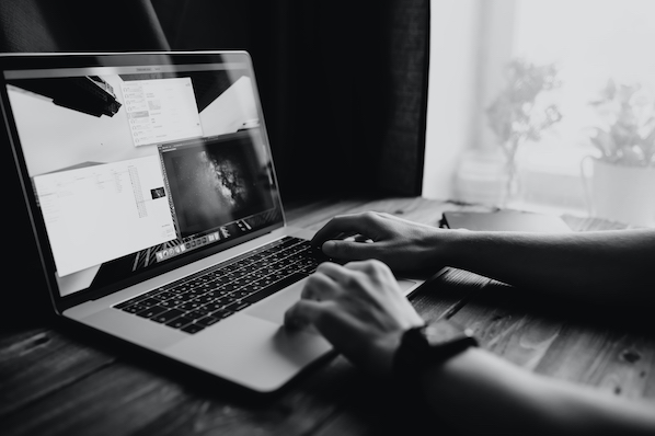 10 Black and White Website Designs to Inspire Your Own [+ Pro Tips]