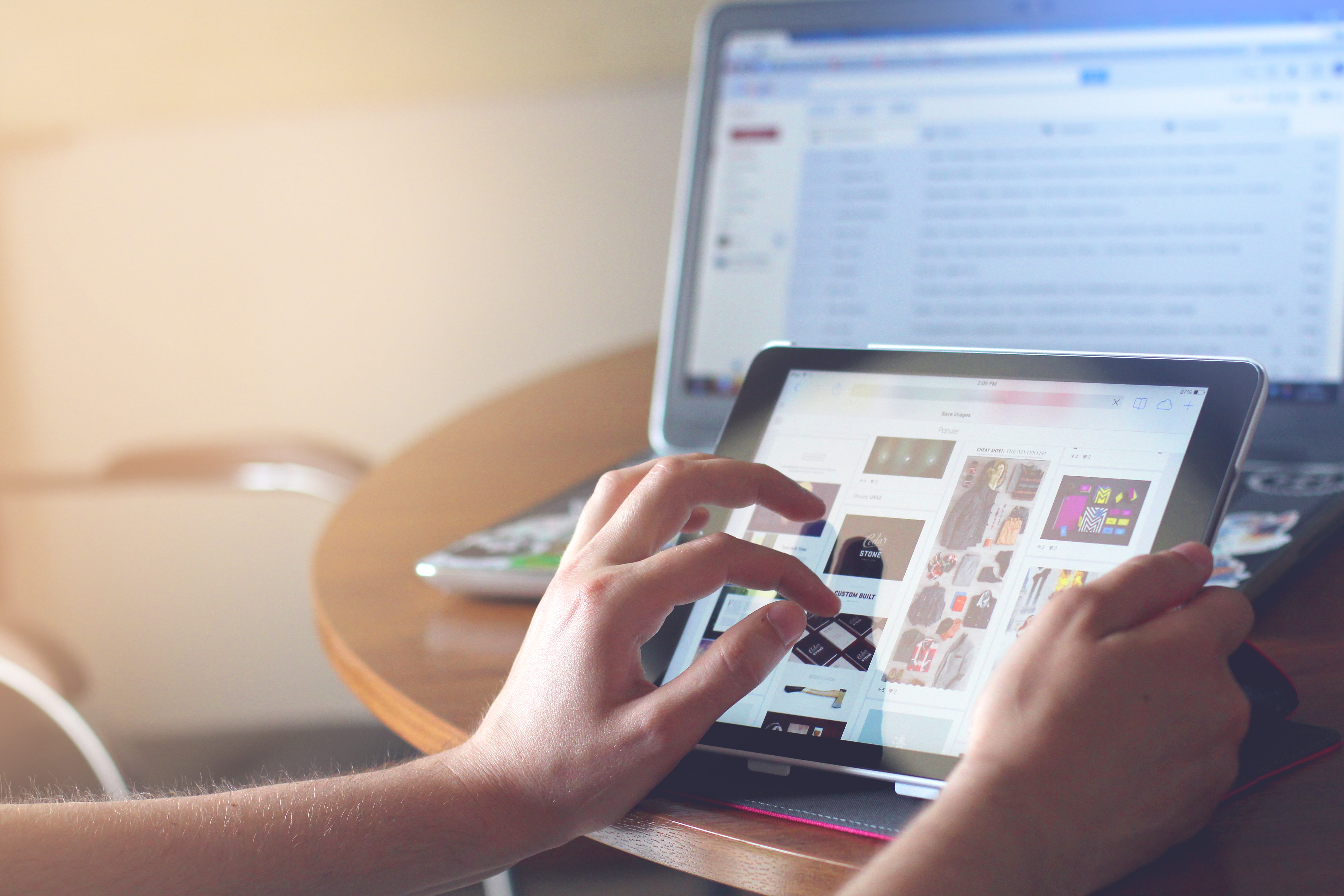femme consultant un site e-commerce sur sa tablette