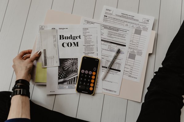 Collaboratrice travaillant sur un budget communication