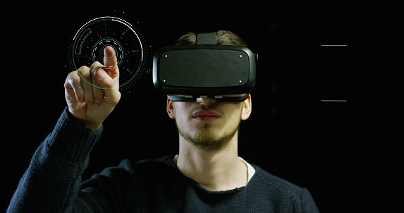 homem usando óculos de realidade aumentada interage com inteligência artificial 