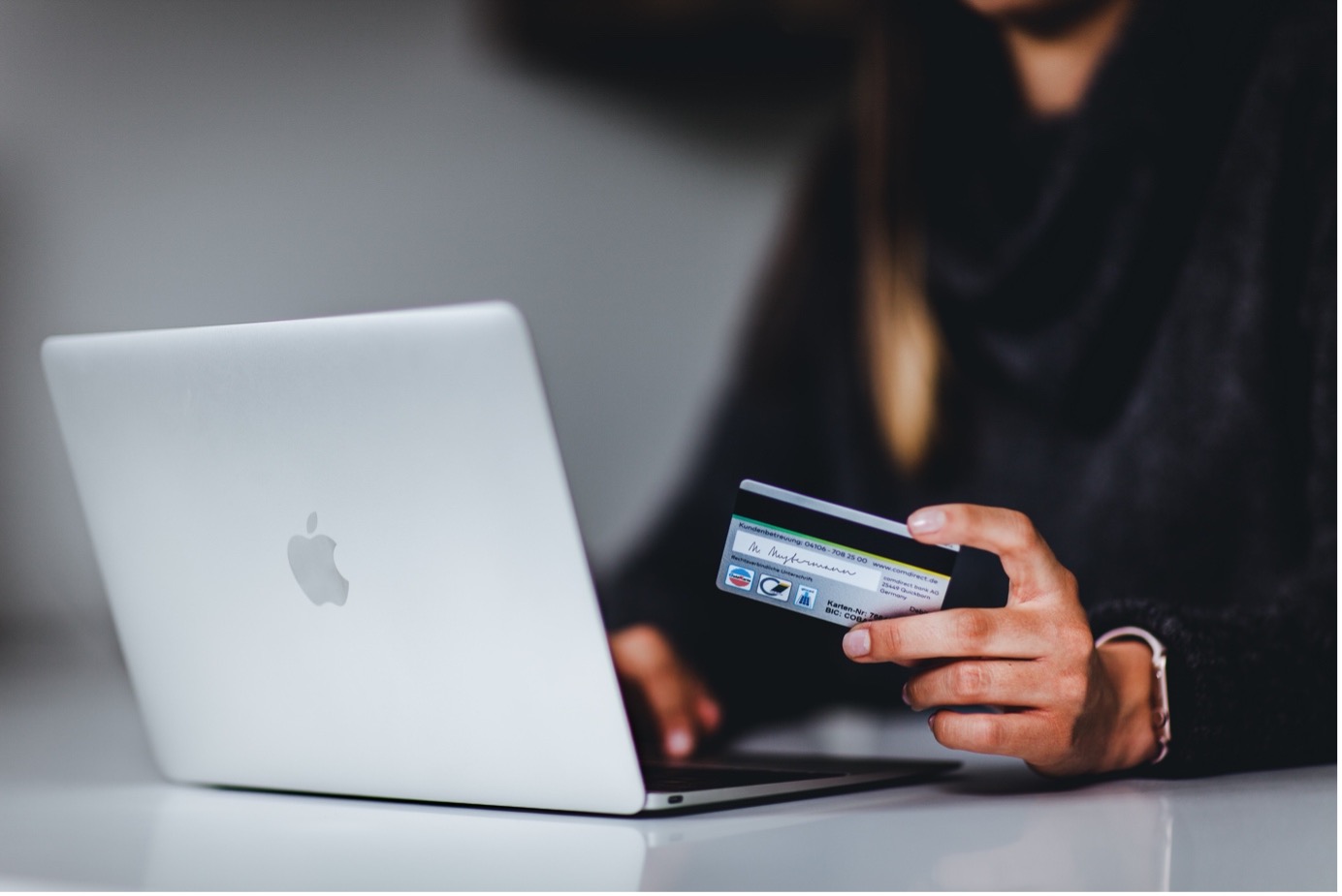 Cliente profitant d'une expérience d'achat optimale