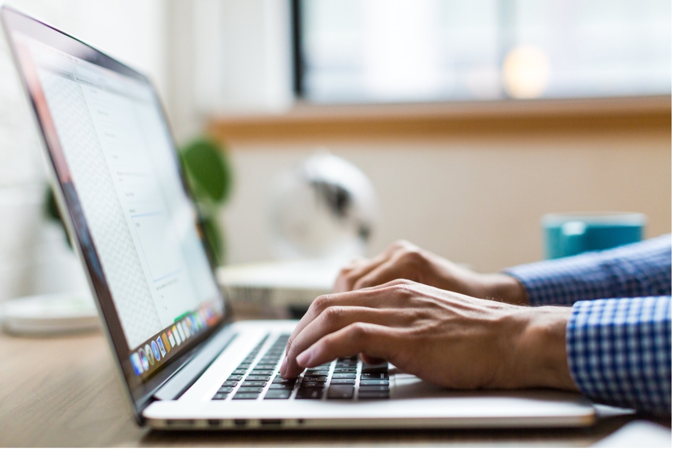 Collaborateur qui analyse un verbatim