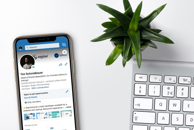 smartphone montrant un profil linkedin