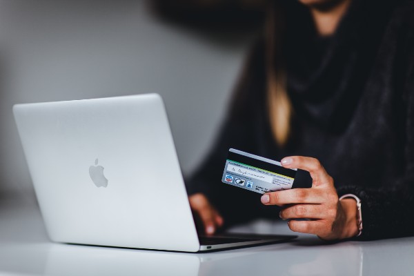 femme effectuant des achats en ligne