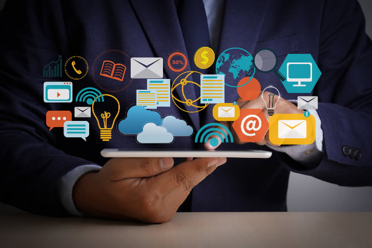 conjunto de ferramentas de marketing digital - ilustração com homem segurando um tablet, de onde saem vários ícones de diferentes ferramentas de marketing digital 